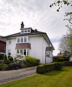Kieszufahrt zu einem weißen Einfamilienhaus in Harrogate Yorkshire England UK