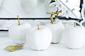 Vier Modelläpfel und ein Blatt in einem Londoner Haus UK