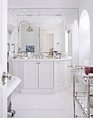 Weißes Badezimmerdetail mit silbernen Armaturen in London, UK