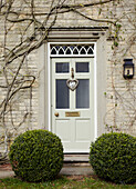 Eingangstür eines historischen Hauses in Oxfordshire, England, UK