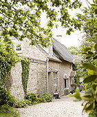 Kiesauffahrt zu einem Cottage aus Stein in Oxfordshire, England, UK