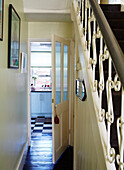 Blick durch eine offene Tür in die Küche eines Einfamilienhauses in Margate Kent England UK