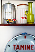 Bemalter Vogel und Vorratsdosen auf Küchenregal in Einfamilienhaus in Margate Kent England UK