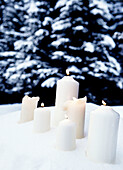 Brennende Kerzen im Schnee, St. Anton, Tirol, Österreich