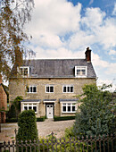 Einfahrt und Fassade eines freistehenden Steinhauses in Bicester, Oxfordshire, England