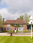 Wasserfontäne und Backsteinfassade eines Einfamilienhauses in Buckinghamshire UK
