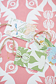 Geschenkanhänger auf Schnur mit rosa Muster in Northumbrian textiles studio England UK