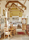 Holztisch und -stühle in offener Bauernhausküche mit Balken in Hexham Northumberland UK
