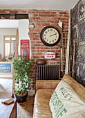 Freigelegte Ziegelwand mit Sofa und Zimmerpflanze in einem Haus in Sunderland Tyne and Wear England UK