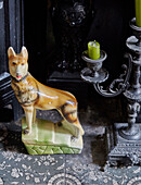Keramik-Fuchs und Kerzenständer im Kamin eines Landhauses in Durham, Nordostengland