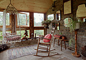 Schaukelstuhl und Hängesessel am Fenster eines Bauernhauses in Herefordshire, UK