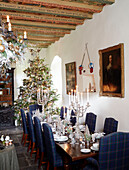 Blaue Schottenkaro-Stühle am Esstisch mit Weihnachtsbaum in einem schottischen Schloss, UK