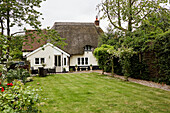 Außenansicht eines reetgedeckten Landhauses in Berkshire, England, UK