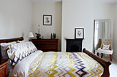 Lila und gelb gemusterte Bettdecke im Schlafzimmer eines Hauses in Durham, England, UK