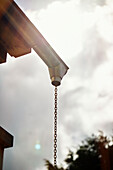 Regenkette zum Auffangen von Wasser auf einem Neubau in den Cotswolds, UK
