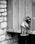 Metalllaterne an der Außenseite eines Hauses in den Cotswolds, UK