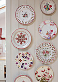 Sammlung von dekorativen Blumentellern in einem Cottage in den Cotswolds, UK