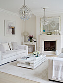Weißes Sofa mit Glaskronleuchter und niedrigem Couchtisch in einem Haus in York, UK