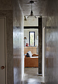 Blick durch einen Flur aus poliertem Beton zum Wohnzimmer in einem Haus in Sligo, Irland