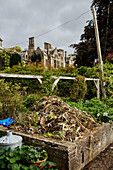 Komposthaufen im Küchengarten von Old Lands Monmouthshire, UK