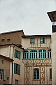 Historische Fachwerkfassade eines Hauses in Foix, Ariege, Frankreich