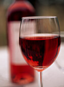 Weinglas und eine Flasche roten Chateau Carbonel aus Cotes du Rhone