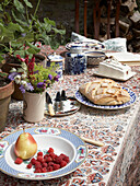 Gedeckter Gartentisch für das Mittagessen