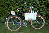 Fahrrad mit Hut und Einkaufstasche
