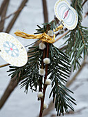 Weihnachtsbaumschmuck in einem Cottage in Herefordshire, England, UK