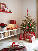 Weihnachtsgeschenke unter dem Baum in einem polnischen Familienhaus