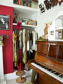 Altkleider und Klavier im Schlafzimmer eines Hauses in Winchester, Hampshire, UK