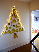 Großer Adventskalender in Form eines Weihnachtsbaums an der Wand des Flurs in einem französischen Familiehaus