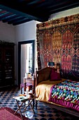 Schlafzimmer mit kunstvollen orientalischen Textilien dekoriert