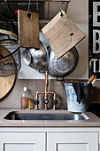 Sammlung von altem Küchengeschirr und Kupferarmaturen in einer Küche in Woodbridge, Suffolk, UK