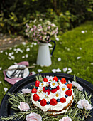 Kuchen bei einem Sommerfest mit Freunden in einem Garten in Colchester