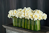 Zeitgenössisches Blumenarrangement aus frischen weißen Blumen auf einem Kaminsims