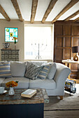 Weißes Sofa im Hastings-Wohnzimmer mit Holzbalken