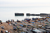 Strand von Hastings mit Booten und Ausrüstung für die örtliche Fischereiindustrie