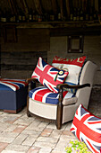 Union Jack Sessel und Ottomane in einem Haus in Suffolk, England, UK