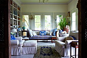 Sessel mit Fußhocker und Sofa in einem Wohnzimmer in Massachusetts, New England, USA