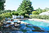 Sitzgelegenheiten am Pool eines Hauses in Massachusetts, Neuengland, USA