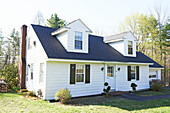 Weiße Fassade eines Einfamilienhauses mit Dachgaube in den Berkshires, Massachusetts, Connecticut, USA
