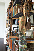 Rostige Glocken und Schürze auf Bücherregalen in einem Haus in Sheffield, Berkshire County, Massachusetts, Vereinigte Staaten