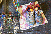 Ein Paar Schuhe mit Farbe auf dem Boden in einer Druckerei in Sheffield, Berkshire County, Massachusetts, Vereinigte Staaten