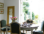 Teeservice auf einem Esstisch mit Stühlen in der Küche eines Hauses in der Stadt Bath, Somerset, England, UK