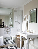 Karierter Boden spiegelt sich in einer verspiegelten Badewanne in einem Haus in der Stadt Bath, Somerset, England, UK