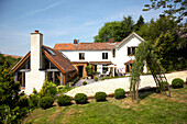 Schotterauffahrt und Gartenerweiterung eines Hauses in Somerset, England, UK