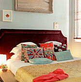 Doppelbett in einem Schlafzimmer mit Kissen und Tagesdecke