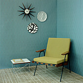 Grünes und türkisfarbenes Wohnzimmer im zeitgenössischen Art-Déco-Stil mit Sessel und Haushaltswaren aus Strukturtapete