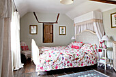 Gesteppter Bettbezug im Schlafzimmer eines alten britischen Hauses